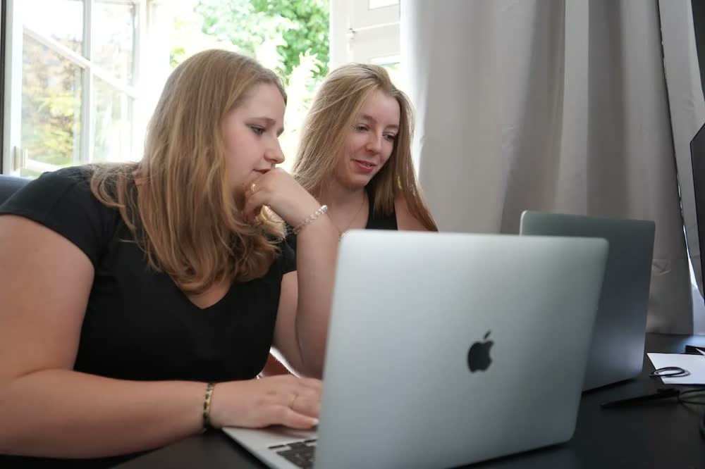 Zwei Kolleginnen am Laptop